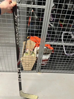 CCM Jetspeed hockeyklubba - Säljer en svart och röd CCM Jetspeed hockeyklubba med vitt blad. Klubban har en sportig design med tydliga loggor och är perfekt för dig som gillar ishockey. Materialet är komposit och klubban har en klassisk form. 40 flex