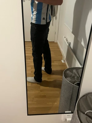 Svarta raka jeans herr - Säljer ett par svarta jeans med rak passform. Klassisk femficksmodell och normal midja. Perfekta till dig som gillar en stilren och enkel look. Materialet är denim och färgen är helsvart.