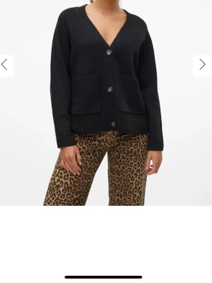 Svart kofta med stora knappar - Säljer en svart kofta med v-ringning och tre stora knappar framtill. Koftan har två rymliga fickor. Säljer då den inte kommer till användning 