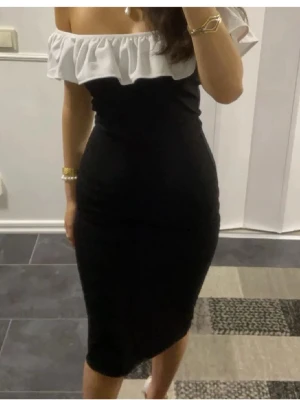 Elegant klänning - Jag säljer denna jättefina och eleganta klänning från Hm eftersom den inte kommer till användning, använd endast en gång så mycket bra skick! 