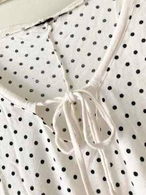 🍒Supersöt prickig topp🍒 - 🍒POLKA DOT SOFT TOUCH🍒Supersöt trendig prickig topp med knyt framtill vid halsen. Toppen har korta, lite lösa ärmar och en avslappnad passform. Kommer i ett mjukt material som Ginas soft touch kollektion. Passar XS-S. Perfekt för dig som gillar en söt och trendig look! Bild 4 för inspiration!🍒