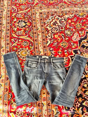 Replay ambass hyperflex - Snygga slim fit jeans i blå denim med slitna detaljer och ljusa partier. Klassisk femficksmodell med dragkedja och knapp. Perfekta för en avslappnad och trendig stil.