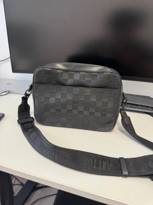 Axelväska - Säljer min axelväska som ej använts på hur många år som helst. Den är i fint skick