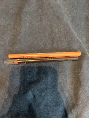 Technic Eye Opener eyeliner nude - Säljer en Technic Eye Opener eyeliner i nude/ljusbeige färg. Pennan är av plast och har en smidig, utdragbar funktion som gör den enkel att använda. Perfekt för att öppna upp blicken och skapa en fräsch look.