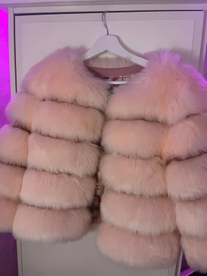 Ljusrosa pälsjacka som passar som S/XS - Supersöt  ljusrosa pälsjacka. Insidan kan kännas lite stel men annars är den jättefin och bekväm. Den har några defekter men inget som syns mycket eller som gör att den inte går att använda. Storlek M men passar som S/XS 💞