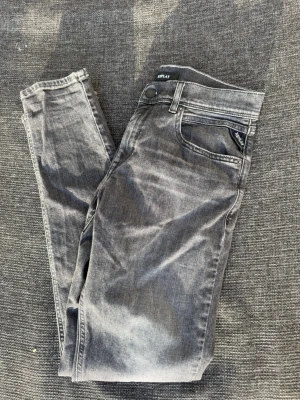 Replay Jeans W29 L31 - Säljer ett par schyssta Replay Wallys jeans!💯storlek 16år, H166 = W29 L31 (möjligtvis L30)👌 väldigt fint skick, minimala tecken på slitning men märks inte av någonting😁🌟 hör av er vid frågor!