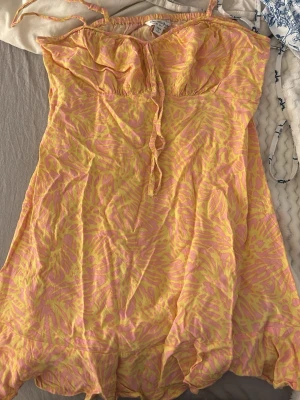 Gul och rosa kortklänning med snörning - Jätte gullig kortklänning i storlek 38 men passar också 36, ingen bild på