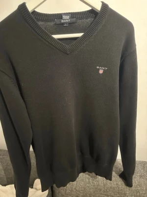Gant tröja  - Hej, säljer nu min gant tröja som inte kommer till användning så mycket som jag kunde önskat! Mycket fint skick inga defekter på denna prudent. Hör av dig vid frågor eller intresse. Mvh Melwin🙌☺️