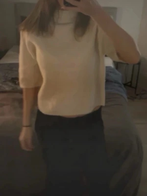 Stickad kortärmad GinaTricot  - Storlek: 170 (passar mig som bär XS-S) Färg: Beige/cremefärgad  Märke: Gina Tricot  Utseende: Kortärmad stickad tröja i mysigt material