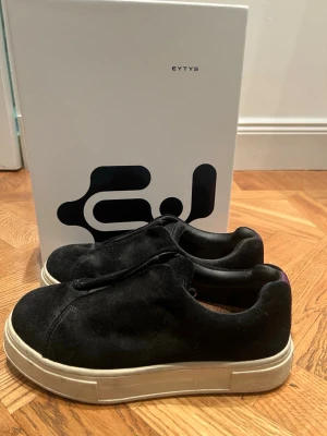 Eytys skor  - Säljer ett par jättesnygga och trendiga eytys skor i storlek 37! Skorna är i jättebra skick och använt fåtal gånger. Köpta på NK för 2000, kvitto och skokartong tillkommer självklart☺️