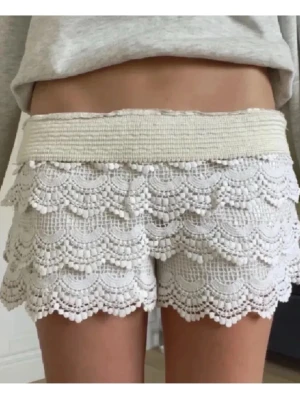 Vita spets shorts med volang - Jättesöta💕