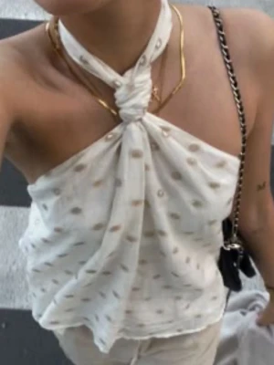 Vit  halterneck topp -  Vit omlott topp med halterneck och knyt i nacken. Knappt använd💕💕skicka gärna prisförslag!!