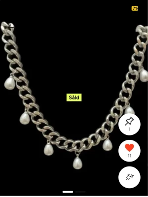 Chunky silverfärgat halsband med pärlor - Säljer mitt trendiga pärlhalsband eftersom jag tycker inte att jag passar det, kontakta för fler bilder, och dessa är inte mina utan köpt denna och nu säljer denna 💗💗