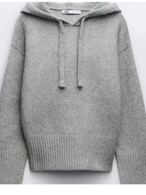Zara hoodie - Säljer denna hoodie från Zara som inte säljs längre.  Säljer då den inte används. Stolek S. Skriv för fler bilder ❤️
