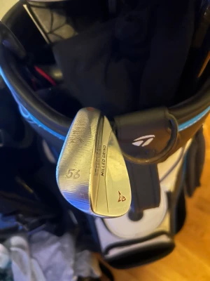 TaylorMade Milled Grind 56° wedge - Säljer en TaylorMade Milled Grind wedge 56°. Använd ca 1,5 säsong.  Skick: bra begagnat skick med normalt slitage. Perfekt för närspel.  Finns i Göteborg. Kan skickas. 
