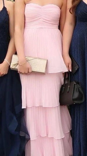 Ljusrosa balklänning - Säljer min så fina balklänning som jag bar i juni 2025! Den är endast andvänd EN gång och har inga skador eller defekter💞💞💞 köpte för 1300 kr från lulus💞💞💞