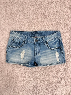 lågmidjade jeansshorts med revor - snygga trendiga lågmidjade jeansshorts med revor och nitar, original design normal i storlek xs 