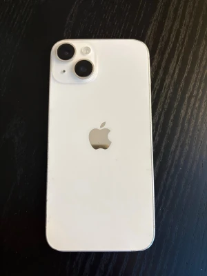 Vit iPhone 14  - Säljer min iPhone 14 128GB.  📱 Batterihälsa: 85% 📦 128GB lagring  Skicket är bra – inga sprickor i skärm eller baksida. Det finns dock repor samt mindre kantstöttningar (se bilder).