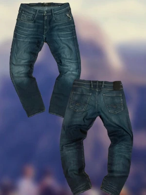 Replay jeans ”anbass hyperflex” - Snygga mörkblå replay anbass jeans med raka ben och klassiska fem fickor. Storlek 31,30. Jeansen har diskreta slitningar och kontrastsömmar, vilket ger en cool och avslappnad look. Perfekta för dig som gillar en snygg stil!