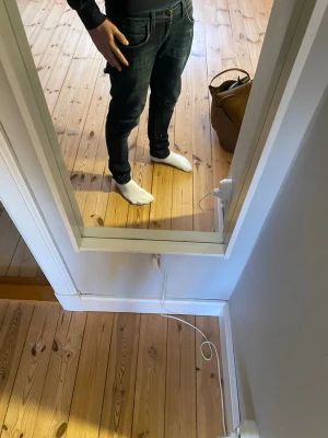 Mörkblå slim fit jeans från lee  - Snygga mörkblå slim fit jeans med klassisk femficksdesign och normal midja. Jeansen har en slimpassform och är perfekta för en trendig och avslappnad stil. Passar till det mesta och är ett måste i garderoben.