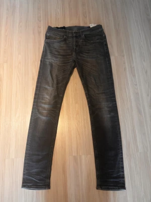 Mörkgråa Dondup george jeans - Tja! Säljer dessa feta mörkgråa Dondup George jeans i storlek 30. Använda ungefär ett dussin gånger. Nypris: 3000kr mitt pris: 899kr