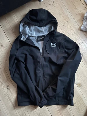 Under armour jacka - Fet under armour jacka i storlek S. 