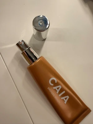 CAIA Bronzed Beach flytande highlighter - Flytande highlighter från CAIA i nyansen Bronzed Beach. Perfekt för att ge huden en en perfekt glowig look och enkel att applicera tack vare pumpen. Endast testad på handen 1 gång. nypris 345kr