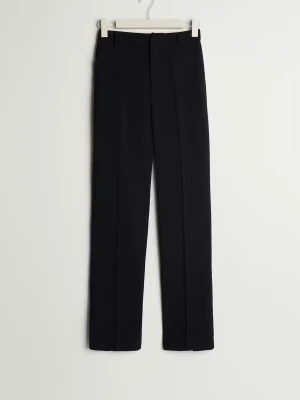 straight petite trousers - Petite kostymbyxor med raka ben från Gina Tricot i storlek 36. Byxorna är svarta och har medelhög midja. De har fickor i sidorna, dragkedjegylf, hysk- och hakestängning och kortare benlängd. Passar för dig som är 160 cm eller kortare. 