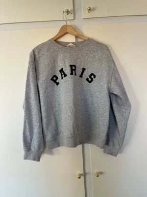 Säljer 4 st sweatshirts ifrån markerna Gina tricot , shien, h&martinus och lager 157  - Säljer 4 st sweatshirts varav 3 har styck på sig. Den gåra tröjan med Paris trycket kommer från H&M och är i storlek s , den bruna tröjan är ifrån Gina tricot och är i storlek s , även den svarta tröjan som kommer från shein är i storlek s  och till sist den gråa tröjan utan tryck kommer från lager 157 och är i storlek xs/s alla tröjor säljs tillsammans för 100kr