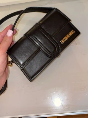 Svart väska  - Säljer denna väska för att den inte kommer till användning längre! Bra skick och verkligen knappt använd. Pris kan alltid diskuteras 🫶🏼