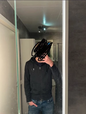 Ralph Lauren zip  - En riktigt snygg Ralph Lauren zip. Den är använd och har någon fläck men går förmodligen bort i tvätten. Skriv vid frågor och kolla gärna in min profil för fler feta plagg!