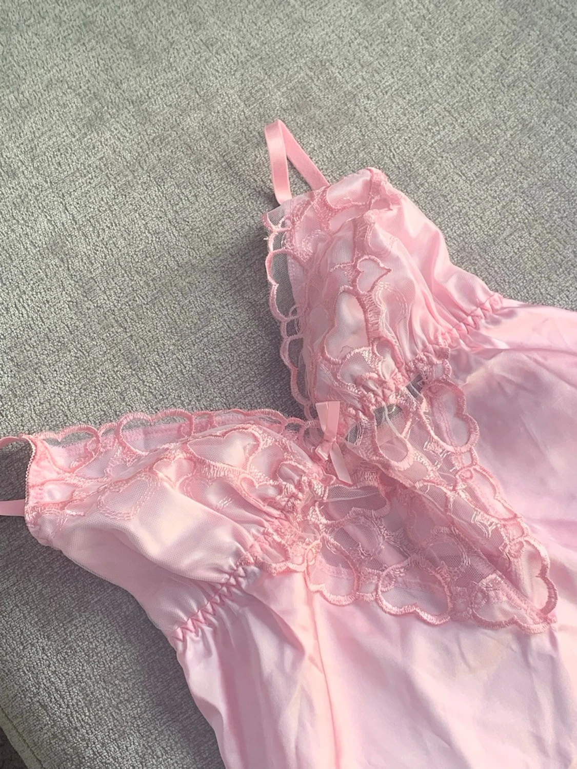 Rosa satinlinne med spets - 2