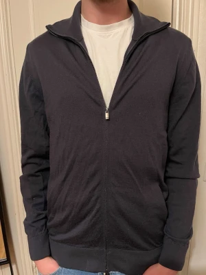 Massimo Dutti Half zip - Fin Half Zip av märket Massimo Dutti. Fint skick, storlek M. 