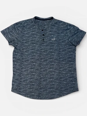 Mörkgrå t-shirt Hollister - Snygg mörkgråmelerad Henley t-shirt från Holl sopister med tre knappar vid halsen och diskret logga på bröstet. Kortärmad och tillverk pioneer i mjukt bomullsmaterial, perfekt för en avslappnad stil.