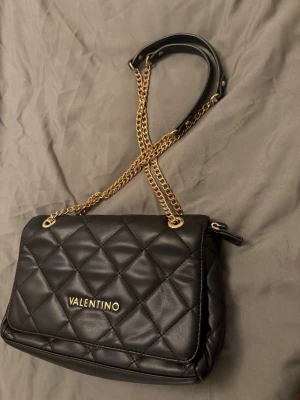 Svart quiltad axelväska Valentino - Väska, se bilder för skick 