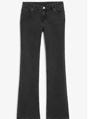 Mörkgråa bootcut jeans med låg midja - Säljer ett par mörkgråa bootcut jeans med låg midja. Säljer då de är för små för mig! Endast använda ett fåtal gånger ❤️❤️❤️