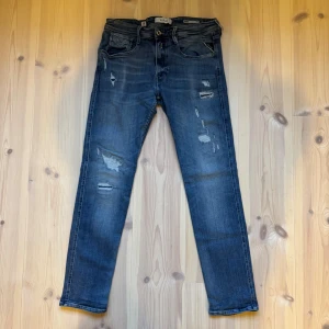 Replay jeans anbass - Replay jeans med slitningar  | Modell: Anbass |  Storlek: W33 L32 | Skick: Mycket bra | Hör gärna av er vid frågor och funderingar!🤗