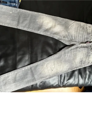 Grå slitna jeans från Dsquared2 - Säljer ett par grå jeans från Dsquared2. Äkta och pris kan diskuteras. Hör av för mer funderingar. 