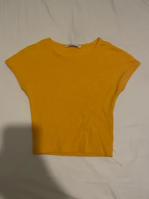 Gul/Orange croppad topp från Zara - Gul/Orange croppad topp från Zara