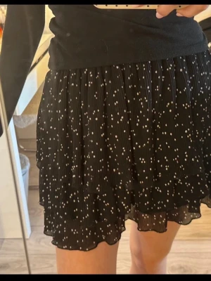 prickig kjol Zara  - Prickig kjol, perfekt till sommaren 