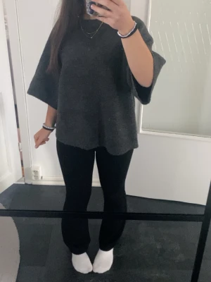 Svarta bootcut leggings - Säljer ett par svarta leggings med bootcut-modell. De har ganska hög midja ish och sitter tight över låren men är utsvängda nedtill. Perfekta till oversized tröjor eller hoodies. Materialet ser stretchigt och bekvämt ut, vilket gör dem lätta att röra sig i.