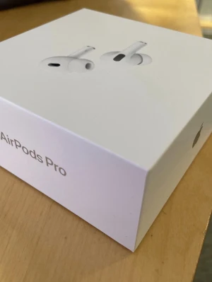 Apple AirPods Pro  - Säljer ett par vita Apple AirPods Pro med laddningsetui. De är kompakta, har en stilren design och levererar grymt ljud med brusreducering. Perfekta för musik, poddar och samtal. Laddas enkelt i det medföljande etuiet. Helt nytt! Följer ej med förpackning.