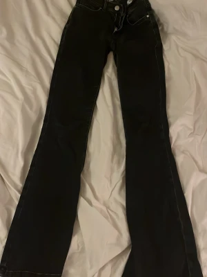 Svarta bootcut jeans - Säljer ett par svarta bootcut jeans. Jeansen är mid waist!