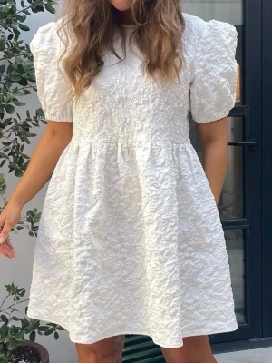 Klänning BY IC - Superfin vit klänning från BY IC som endast är använd en gång, perfekt som studentklänning!🥰