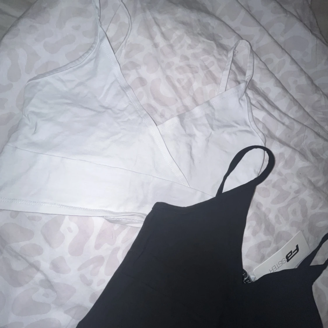 PAKETPRIS En svart och en vit topp - 90