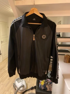 Philipp plein jacka - En fett Philipp plein jacka som är äkta. Sjukt bra pris och är i väldigt bra skick.