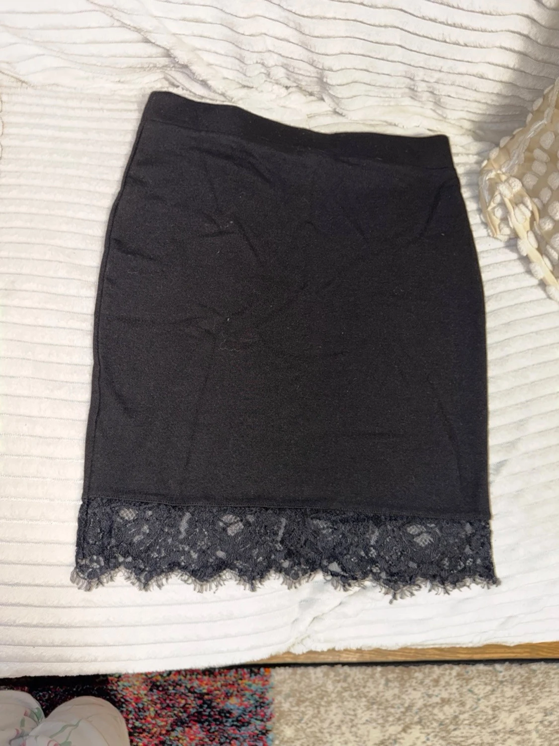 Svart kortkjol med spetskant - 2