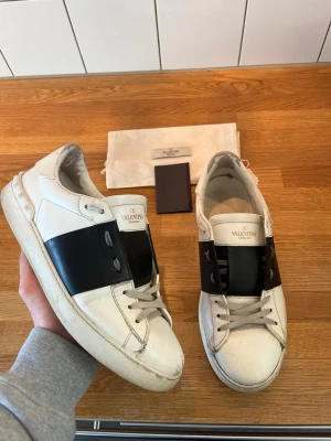 Valentino Garavani vita sneakers - Snygga vita sneakers från Valentino Garavani Perfekta för dig som gillar stilrena och exklusiva skor. Kommer med originalpåse och kort för att visa på äkthet. 7/10 skick. Storlek: 42 men passar även på mig som vanligtvis har 43.                                            Tveka inte på att skriva vid minsta fundering!