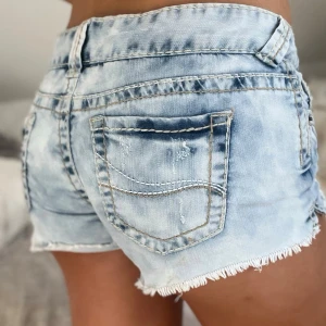 F22 Lågmidjade lowrise ljusblåa jeanshorts från Fishbone - Sååå fina! Midja ca 40+stretch