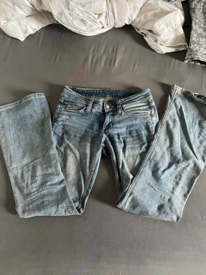 cheap monday jeans - jätte populära jeans från weekday cheapmonday i booty bei modellen i storlek 27/30. köpta på vinted innebenslängden är 80 och det finns slitnignar vid ena hälen